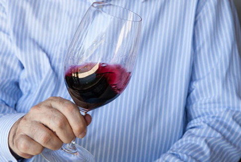 品鑒葡萄酒為何要搖杯？